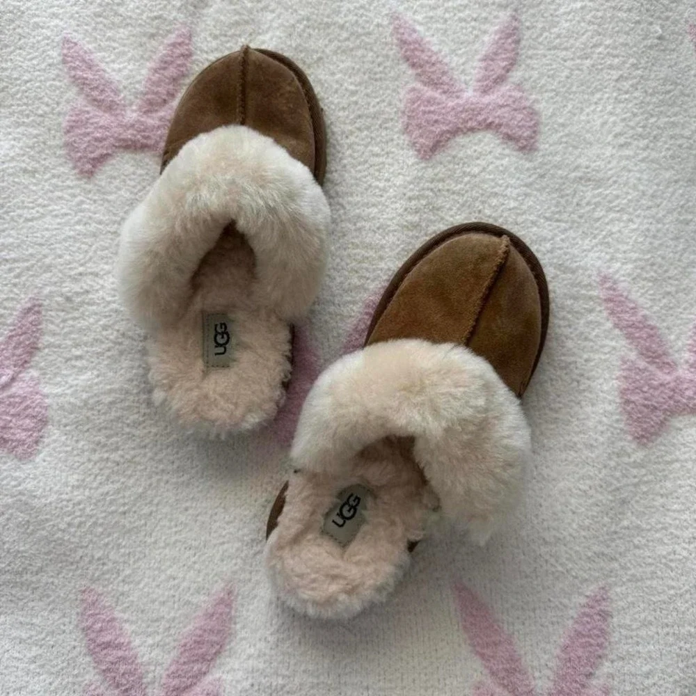 Ugg slippers brand new‎ never worn
